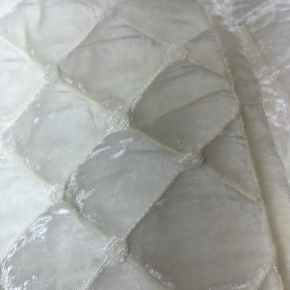 Charter Club Diamond
Tufted Velvet 
Full/Queen Quilt. Ivory - Picture 3 of 3